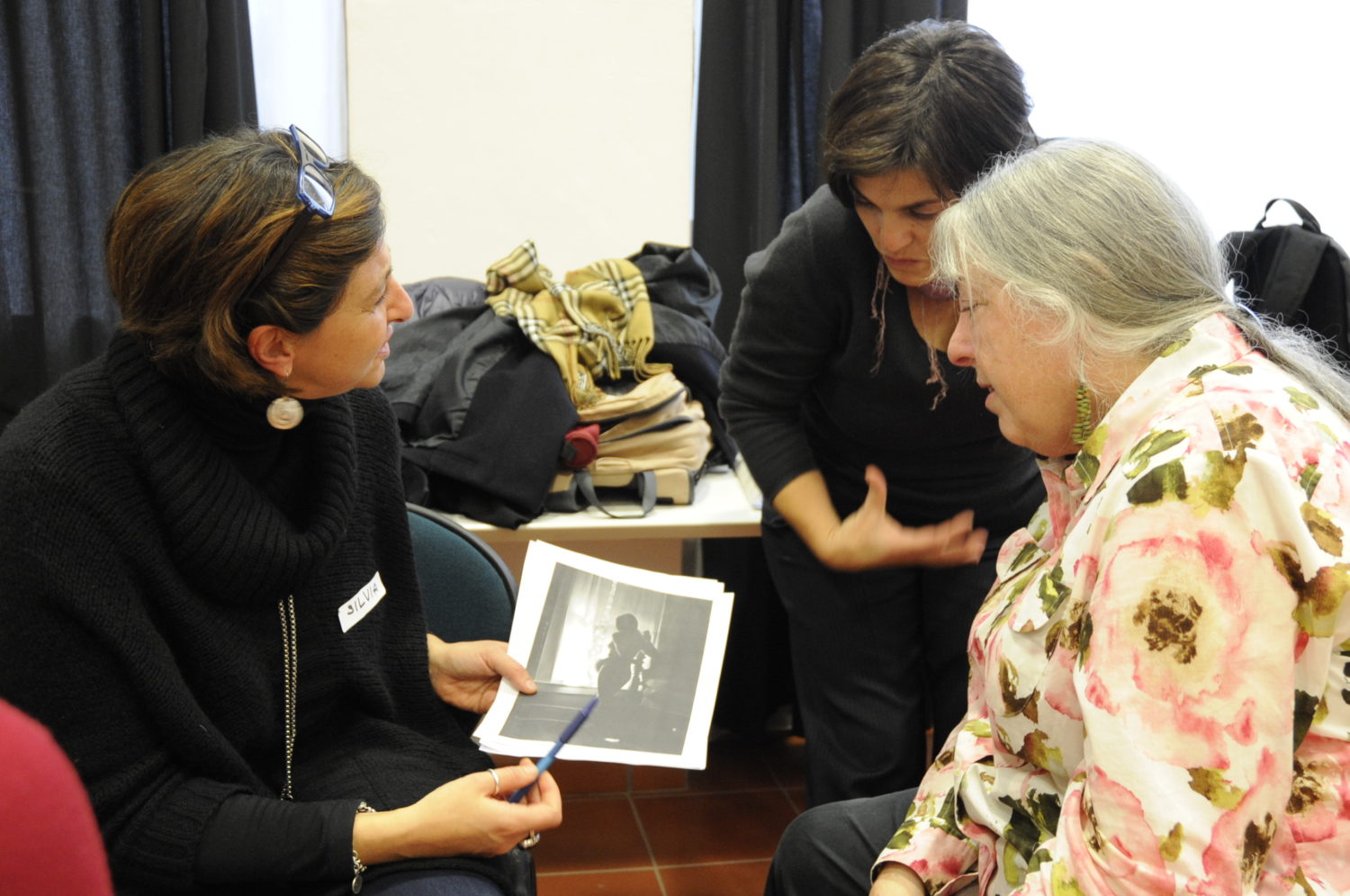 Judy Weiser “Workshop esperienziale sulle tecniche di fototerapia: come le fotografie possono essere usate per la comprensione e il cambiamento”